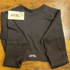 Aybl reflex seamless long sleeve crop top size M